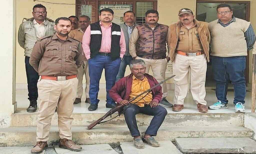 भरमार बंदूक के साथ जंगल में, शिकार के लिए जा रहा एक आरोपी गिरफ्तार, दूसरा फरार