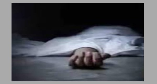 स्कूल गेट के सामने मिली लाश