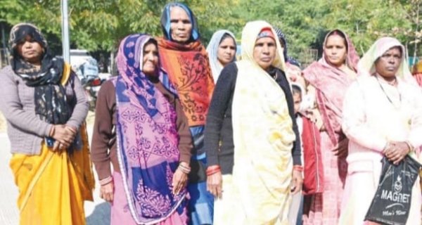 जल जीवन मिशन के बावजूद गांव में जल संकट, महिलाएं कलेक्ट्रेट पहुंचीं