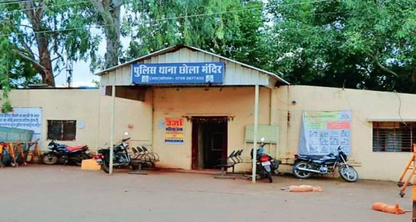 युवती के साथ मारपीट कर आरोपी ने की फायरिंग