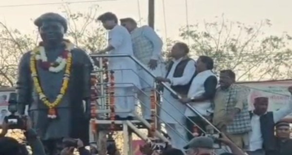 माधव प्रतिमा पर सिंधिया ने श्रद्धासुमन अर्पित किए