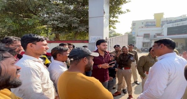 एनएसयूआई के हस्तक्षेप के बाद पुलिस ने छोड़े ठेले