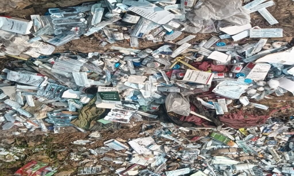 खुले मैदान में फेंकी जा रही एक्सपायरी दवाइयां