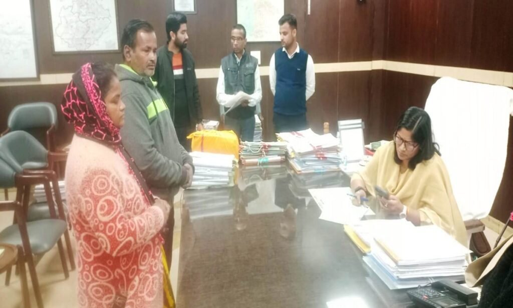 कलेक्टर रुचिका चौहान ने जन सामान्य को अपने कक्ष में बुलाकर सुनीं समस्यायें