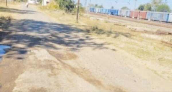 सड़क हुई खराब, गिट्टी उखड़कर आई बाहर, राहगीर हो रहे परेशान