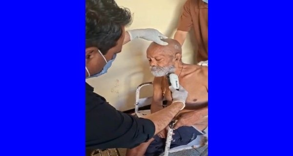 बुजुर्ग लक्ष्मी नारायण का कराया गया निःशुल्क इलाज