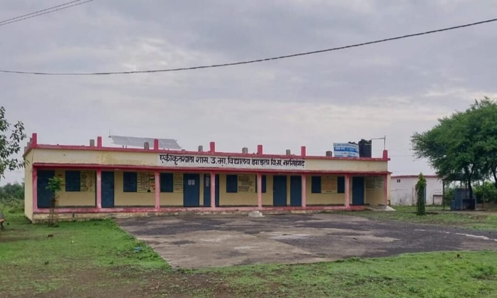 असुरक्षा के साये में सैकड़ों शाला भवन, झाडला में बाउण्ड्रीवॉल विहीन शाला भवन में ताला तोडक़र चोरी