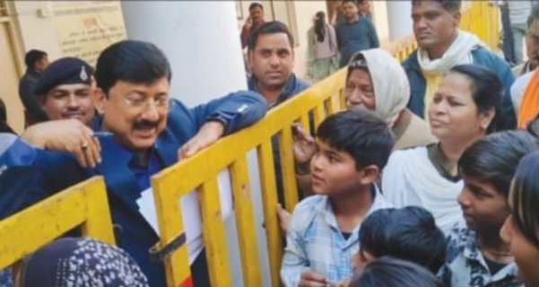 छात्रों की अपील-कलेक्टर अंकल ! प्लीज हमारी सड़क बनवा दो