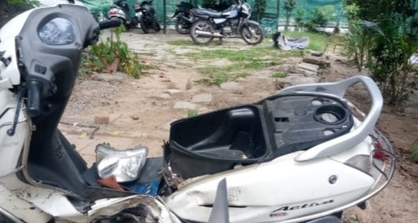 रंगदारी न देने पर दो युवकों पर हमला, एक्टिवा में तोड़फोड़