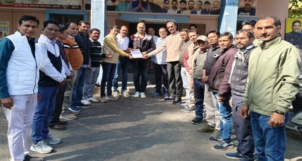 शिक्षकों ने विधायक से की तनख्वाह दिलाने की मांग