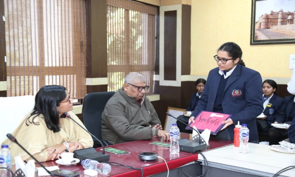 सिंधिया कन्या विद्यालय की छात्राओं ने कलेक्टर से भेंट कर समझीं प्रशासन की बारिकियां