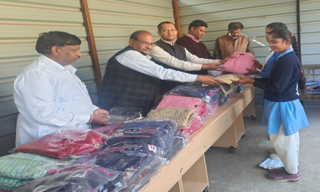 जरूरतमंद 110 विद्यार्थियों को उपहार स्वरूप गर्म वस्त्र वितरित