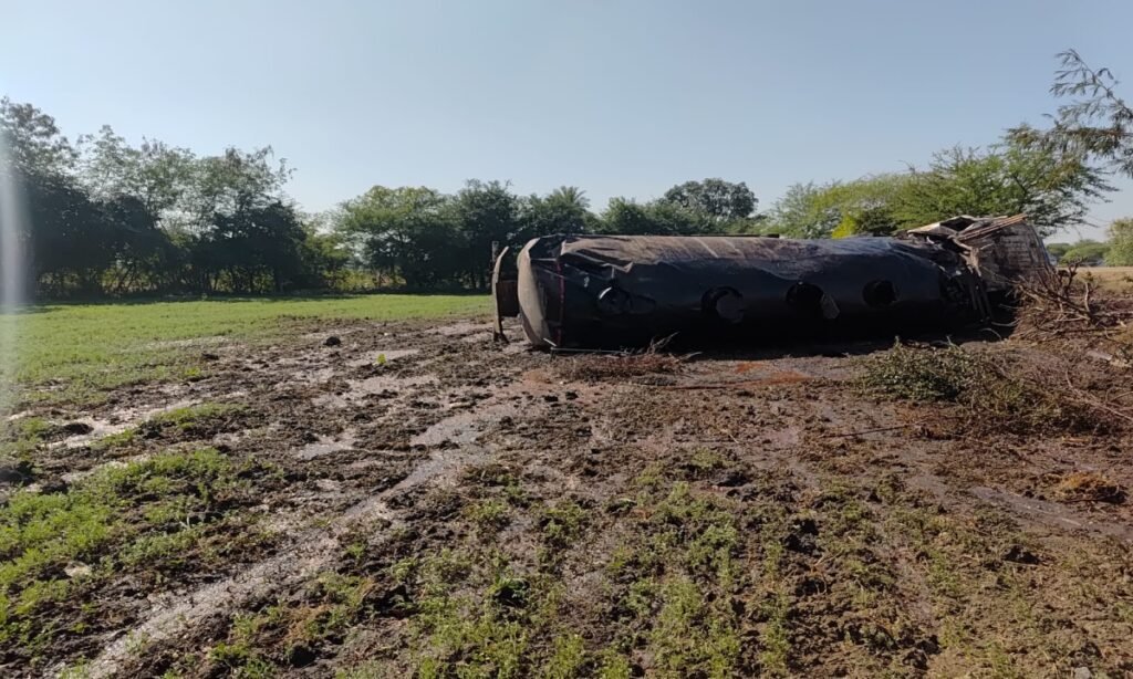 हाईवे से अनियंत्रित हुआ टेंकर खेत में पलटा, तरल पदार्थ फैलने से फसल को नुकसान