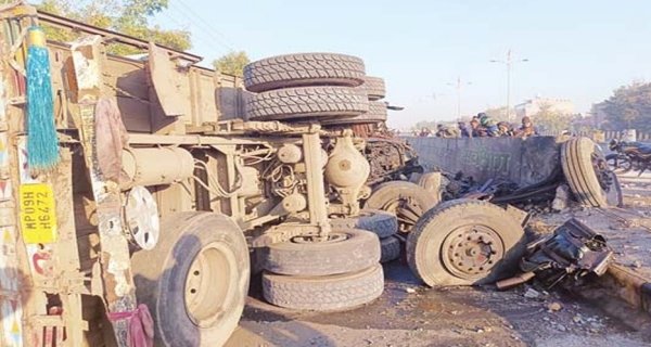 केमिकल से भरा ट्रक डिवाइडर तोड़ते हुए पलटा, बाधित हुआ यातायात