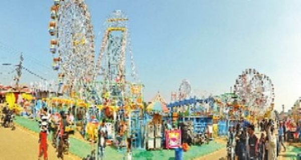 ग्वालियर मेला: झूला सेक्टर में अधिकारियों ने खुद झूलों पर बैठकर परखी मजबूती, फिटनेस जांच में नजर आए संतुष्ट