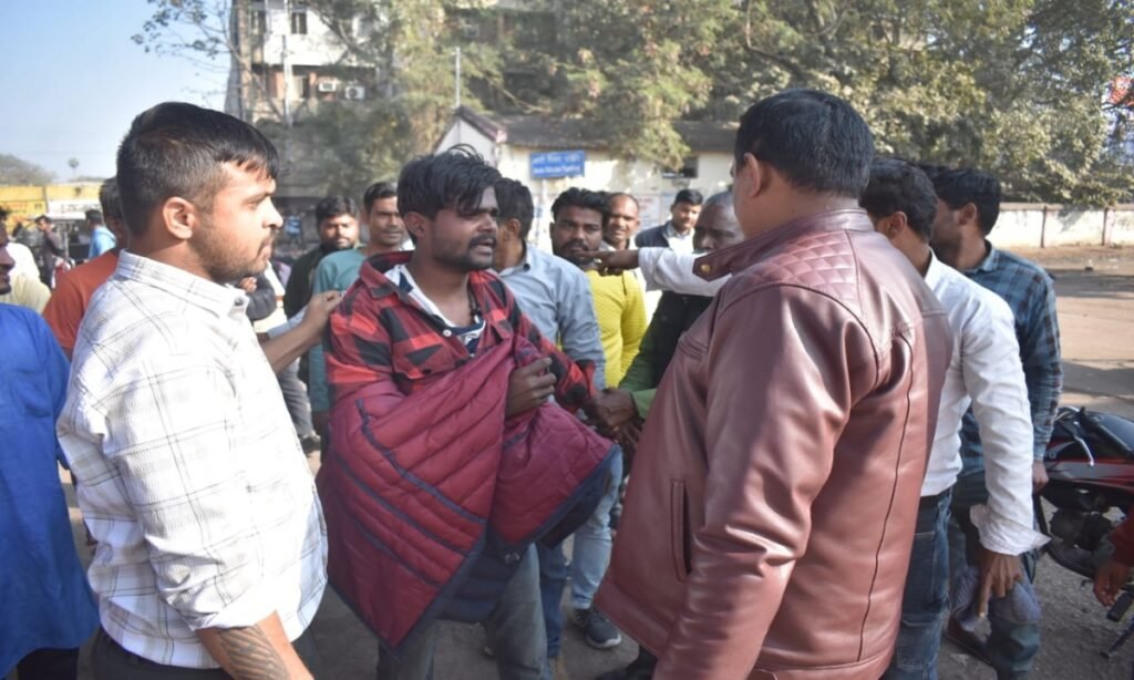 बाइक चुराकर भाग रहे युवक को लोगों ने पकड़ा, खातिरदारी कर जीआरपी को सौं