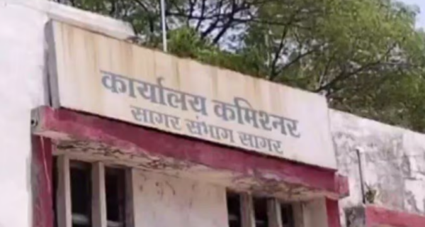 छात्रों को प्रताड़ित करने व अनुशासनहीनता के आरोप में शिक्षिका निलंबित