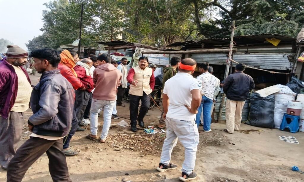 देवसर बाजार से अतिक्रमण हटाने प्रशासन सख्त, तहसीलदार ने दी अंतिम चेतावनी