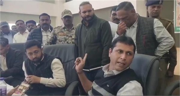 दतिया में पटवारी सस्पेंड, कलेक्टर बोले – नेताओं के इशारे पर काम नहीं चलेगा