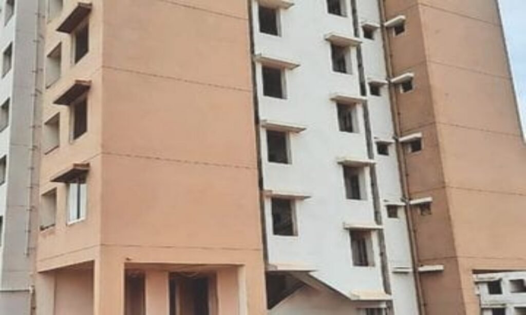 पीएम आवास मल्टी से गिरकर मजदूर की मौत, लोगों का हंगामा