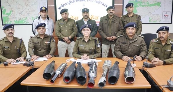 ऑटोपार्टस की दुकानों पर छापामार कार्यवाही में 61 मोडिफाइड सायलेंसर जप्त