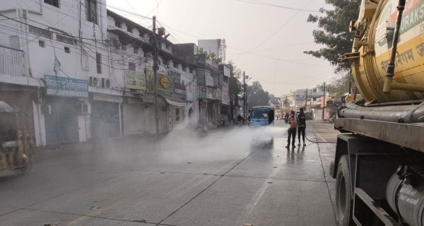 प्रयास: फॉगिंग-पानी के छिड़काव से धूल को किया जा रहा खत्म