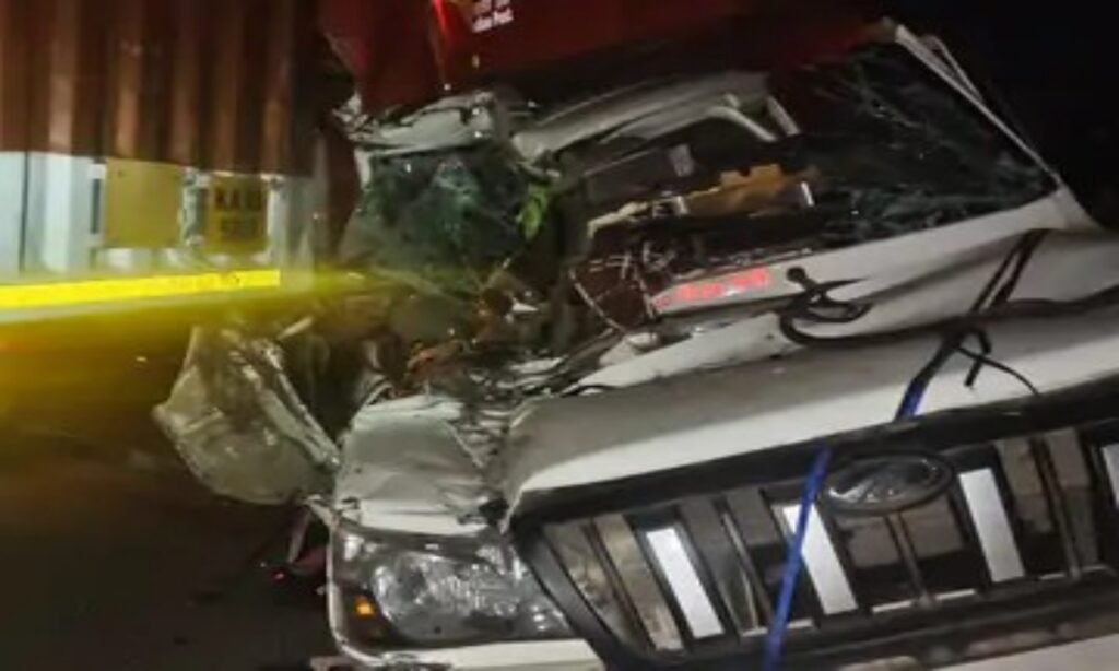 शिवपुरी में कंटेनर से टकराई पोस्ट ऑफिस की बोलेरो, ड्राइवर की मौत, क्लीनर घायल