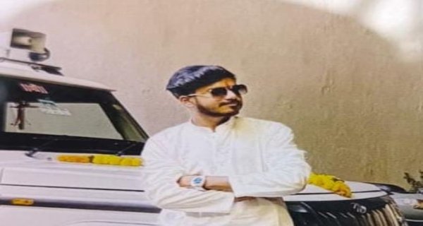 बंदर को बिस्किट खिलाना पड़ा भारी पैर फिसलने से खाई में गिरा युवक मौके पर मौत