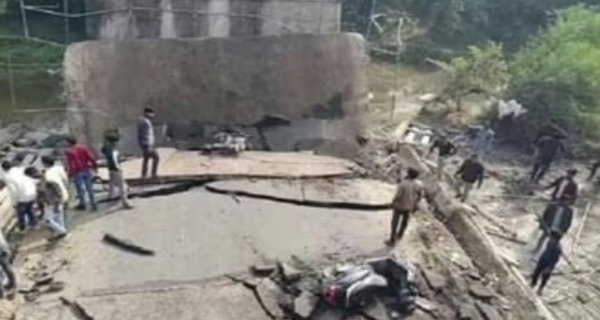 बरेली से पिपरिया मार्ग पर 50 साल पुराना पुल धंसा, मोटरसायकल से गुजर रहे 4 घायल