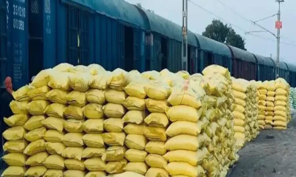 शिवपुरी जिले में उतरी 1090 टन यूरिया की रैक