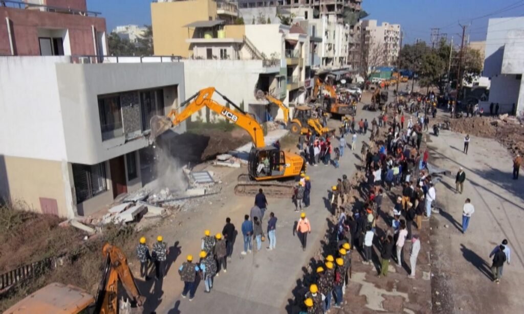 सड़क निर्माण में बाधक अतिक्रमण हटे