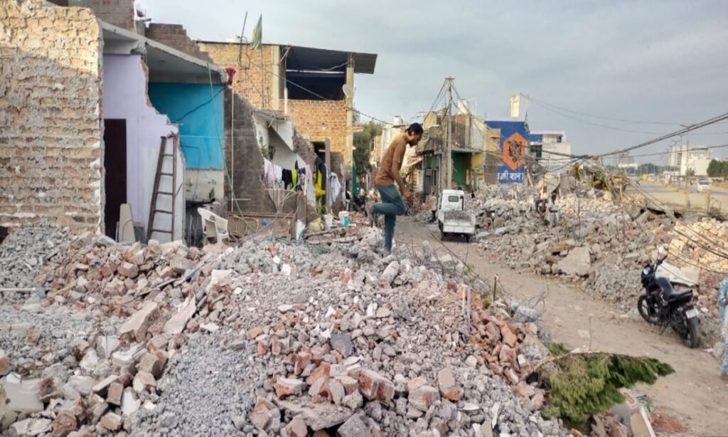सडक¸ निर्माण में बाधक मकान तोडऩे से लाखों परिवार हो गए बेघर