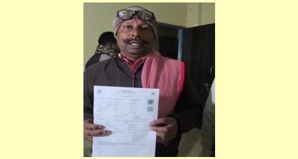 मझौली में ग्राम सुहजनी के किसान के घर पहुंचाई गई यूरिया