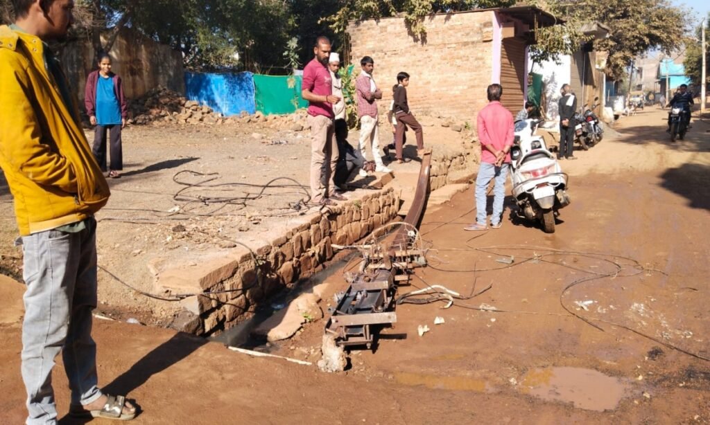 पुरानी छावनी में गिरा 100 साल पुराना बिजली का खंभा, हादसा टला