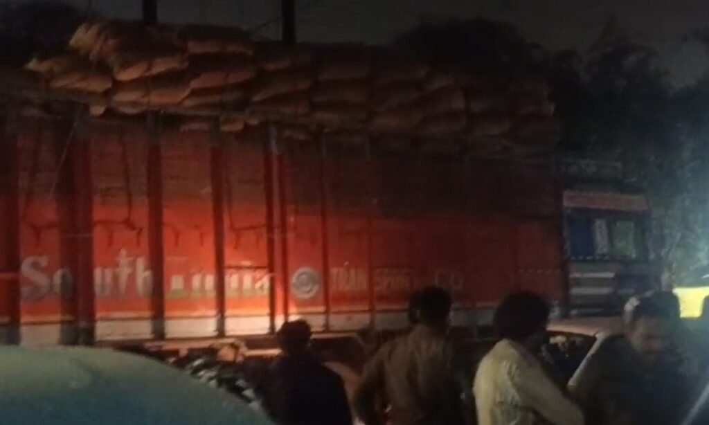 अनाज से लदे ट्रक की चपेट में आया बाइक सवार, हालत गंभीर