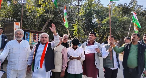 जर्जर सड़कों और प्रदूषण के खिलाफ शहर कांग्रेस ने बनाई मानव श्रृंखला