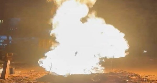 गैस पाइप लाइन के लिए खोदे गड्ढे में भीषण आग