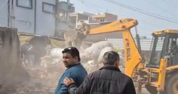 मेला ग्राउंड के आसपास अतिक्रमण पर चला बुल्डोजर