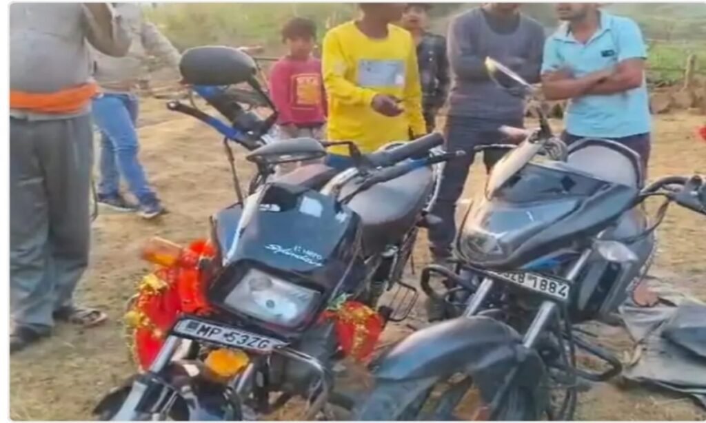 दो बाइकों की भिड़ंत में किशोर की मौत,दो युवक घायल