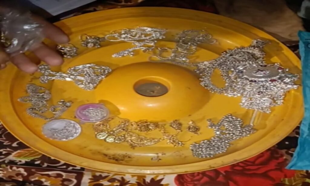 पड़ोसी ने चुराये थे चार लाख के आभूषण