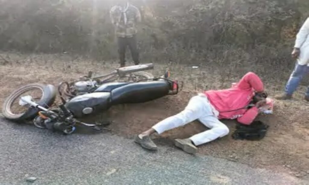 खरीदारी कर लौट रही पत्नी की मौत, पति घायल, ट्रैक्टर ने बाइक को रौंदा