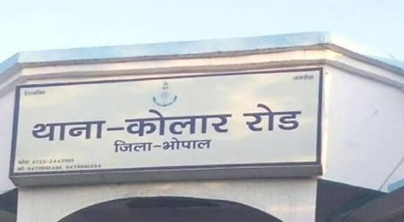 चालक की लापरवाही से पलटा डंपर पलटा, वीडियो सोशल मीडिया पर वायरल 