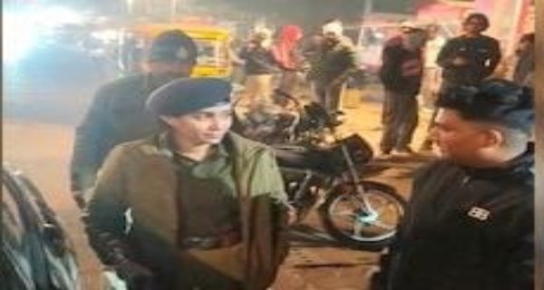 महिला आईपीएस अफसर का दिखा अलग अंदाज, कार चालक से कहा- तुम्हारे फूफा प्रेसिडेंट हों तब भी होगा चालान