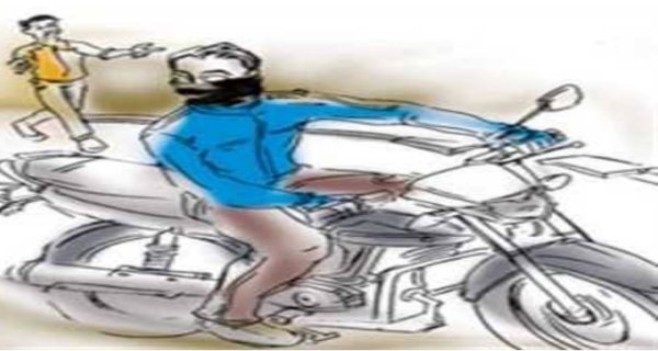 फरारी के दौरान अब कुख्यात बदमाश ने की लूट