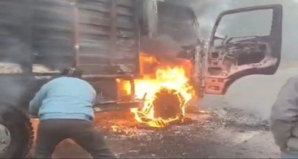 चलते ट्रक में लगी आग, ड्राइवर और क्लीनर ने कूद कर बचाई जान