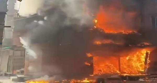 बिजली के शॉर्ट सर्किट से दोना पत्तल की दुकान में भीषण आग