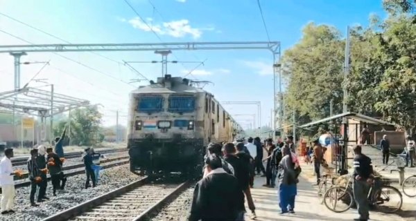 दीवानगंज रेलवे स्टेशन पर भोपाल बिलासपुर एक्सप्रेस का स्टॉपेज शुरू, फूलों और मिठाइयों से हुआ स्वागत