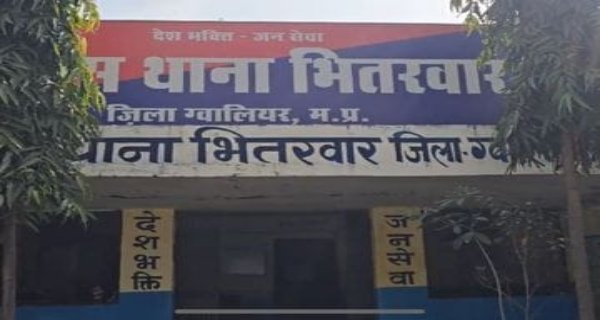 फोन पर बहस के बाद युवक ने कस लिया फांसी का फंदा, पुलिस ने बचाई जान, हालत गंभीर