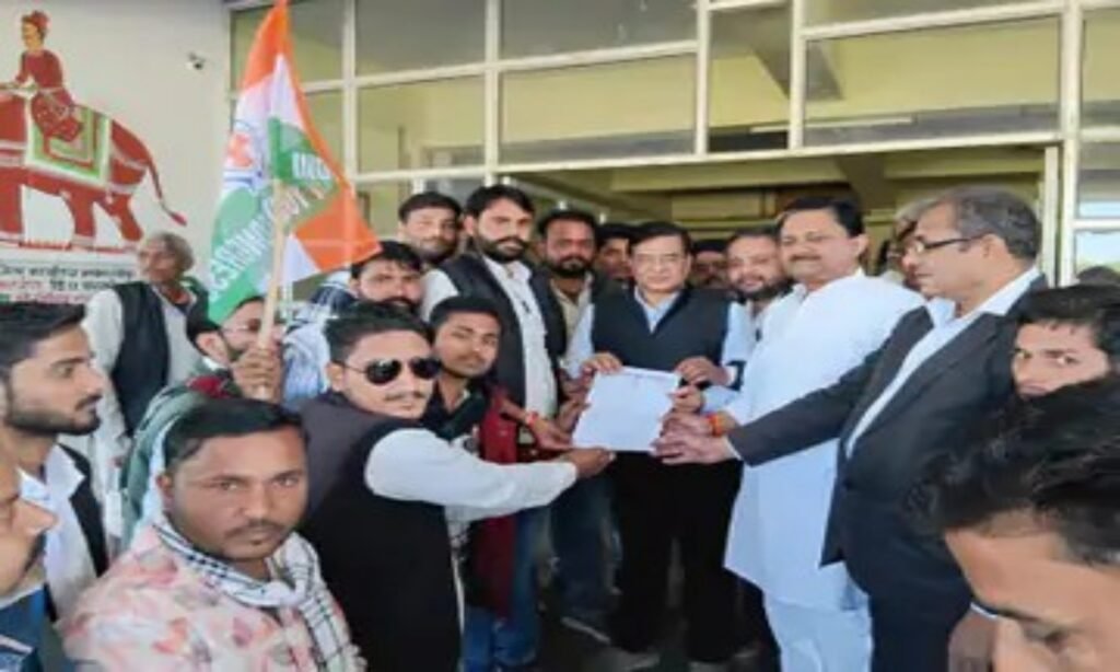 श्योपुर में युवा कांग्रेस ने कलेक्ट्रेट का किया घेराव