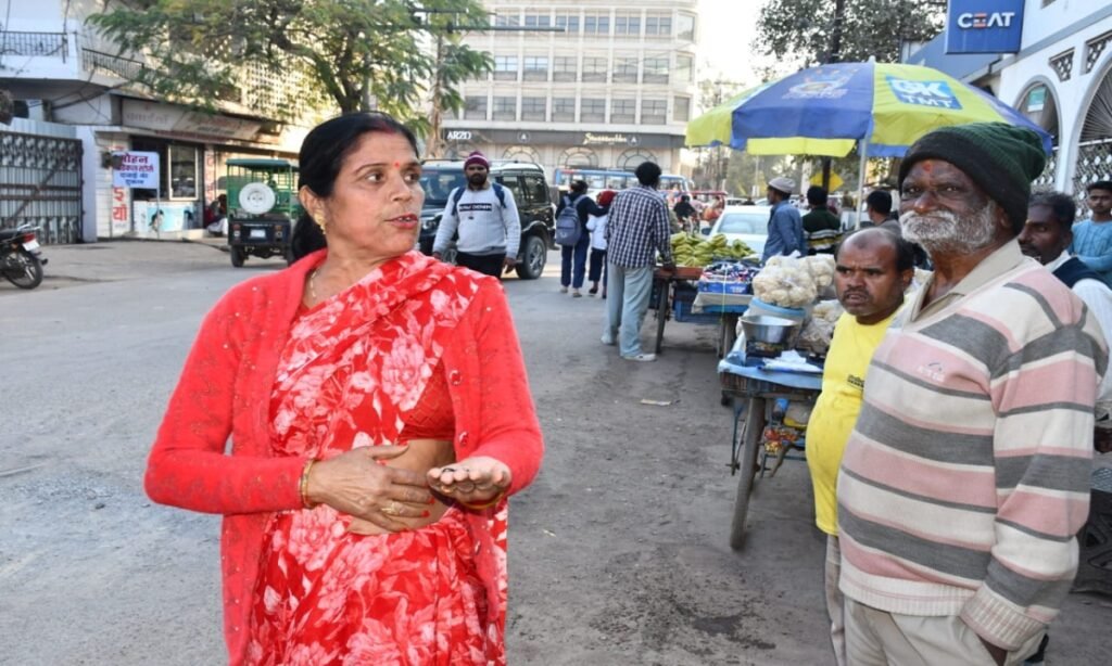 आटो में बैठी महिलाओं के जेवर-नकदी पार